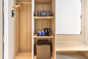 Příslušenství pro přípravu čaje a kávy v ubytování Holiday Inn Express Bangkok Soi Soonvijai by IHG