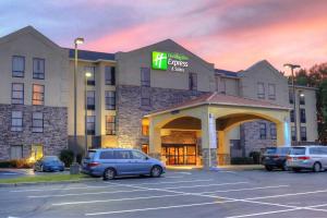 un hotel con coches estacionados en un estacionamiento en Holiday Inn Express Hotel & Suites Blythewood, an IHG Hotel, en Blythewood