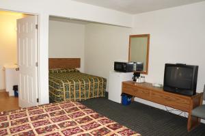 a hotel room with a bed and a television at Lake Marina Inn in Clearlake Oaks +11 photos