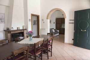 Un comedor con mesa y sillas y chimenea. en Alloggio vocabolo San Sebastiano, en Massa Martana