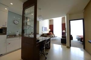 Cucina o angolo cottura di Staybridge Suites Beirut by IHG