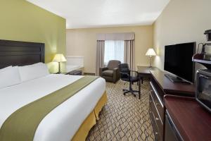 A television and/or entertainment centre at Holiday Inn Express & Suites Chicago-Libertyville, an IHG Hotel