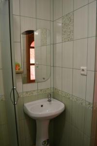 y baño con lavabo y espejo. en Hotel Zlagoda, en Lazeshchyna