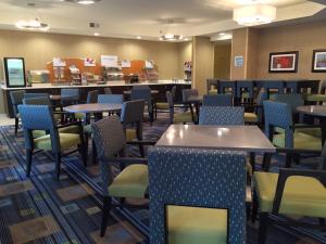 een eetkamer met tafels en stoelen bij Holiday Inn Express Chicago NW - Arlington Heights, an IHG Hotel in Arlington Heights