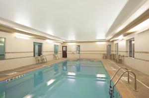 a large swimming pool in a large building at Holiday Inn Express Le Roy, an IHG Hotel in Le Roy