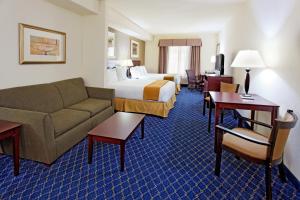 um quarto de hotel com uma cama e um sofá em Holiday Inn Express & Suites Cookeville, an IHG Hotel em Cookeville