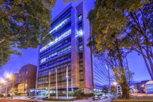 un edificio alto con luci davanti di Holiday Inn Express Bogotá - Parque La 93, an IHG Hotel a Bogotá