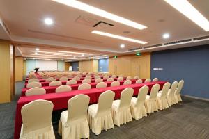 sala konferencyjna z rzędami krzeseł i podium w obiekcie Holiday Inn Express Changchun High-Tech Zone, an IHG Hotel w mieście Changchun