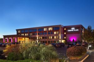 Un edificio con coches aparcados en un estacionamiento. en Crowne Plaza Boston - Woburn by IHG, en Woburn