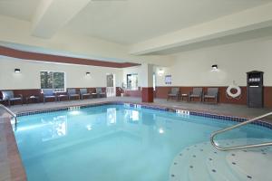 Πισίνα στο ή κοντά στο Holiday Inn Express Boonville by IHG