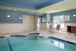uma piscina num quarto de hospital com uma piscina em Holiday Inn Express Chelmsford, an IHG Hotel em Chelmsford
