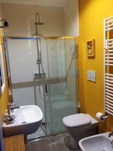 y baño con ducha, aseo y lavamanos. en B&B MonteCengio, en Trieste