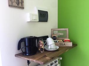 Příslušenství pro přípravu čaje a kávy v ubytování B&B MonteCengio