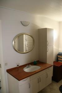 een badkamer met een wastafel en een spiegel bij Hellerup Bed & Breakfast in Løgstrup