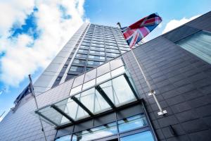 Un edificio alto con una cometa encima. en Holiday Inn Express Birmingham - Snow Hill by IHG, en Birmingham