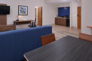 TV a/nebo společenská místnost v ubytování Holiday Inn Express Olean by IHG