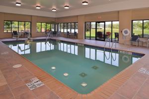 Bazén v ubytování Holiday Inn Express Olean by IHG nebo v jeho okolí
