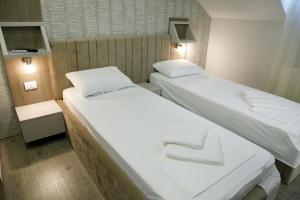 Uma cama ou camas num quarto em Fine Suites