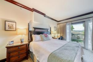 una camera da letto con un letto grande e un balcone di Waipouli Beach Resort D207 a Kapaa