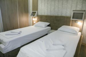 Uma cama ou camas num quarto em Fine Suites