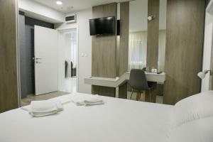 Uma cama ou camas num quarto em Fine Suites