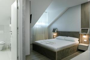 Postel nebo postele na pokoji v ubytování Fine Suites