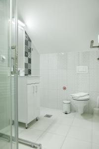 Uma casa de banho em Fine Suites