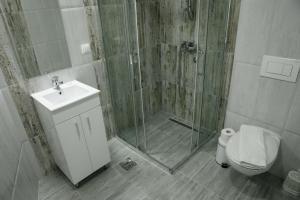 Uma casa de banho em Fine Suites