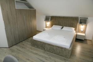 Uma cama ou camas num quarto em Fine Suites