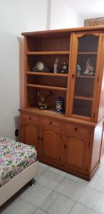 リオデジャネイロにあるApartameto 307 Copacabana posto 3のベッド横の部屋の木製キャビネット