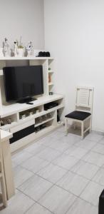 リオデジャネイロにあるApartameto 307 Copacabana posto 3のリビングルーム(白い棚にテレビ付)