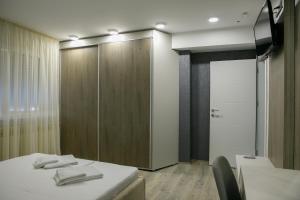 Uma cama ou camas num quarto em Fine Suites