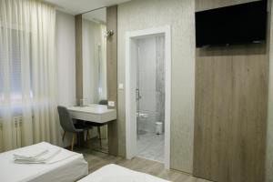 Uma cama ou camas num quarto em Fine Suites