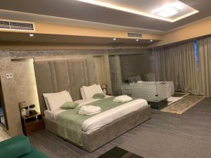 Postel nebo postele na pokoji v ubytování Albanopolis Hotel + 37 fotografií