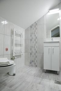 Uma casa de banho em Fine Suites