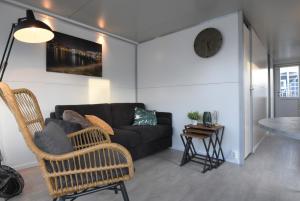 Tiny floating house Ibiza في ماستريخت: غرفة معيشة مع أريكة وطاولة