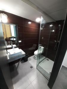 Bilik mandi di Innfiniti Hotel & Suites