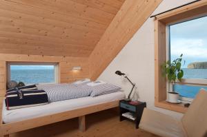 Rúm í herbergi á Tungulending Guesthouse