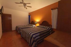 Postel nebo postele na pokoji v ubytování Hotel Degollado