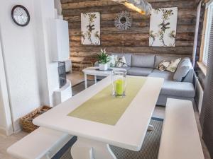 ein Wohnzimmer mit einem weißen Tisch und einem Sofa in der Unterkunft Holiday Home Revonaapa b13 by Interhome in Ruka