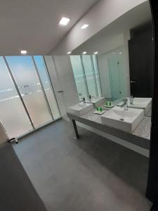 Bilik mandi di Innfiniti Hotel & Suites