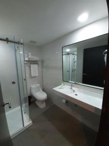 Bilik mandi di Innfiniti Hotel & Suites