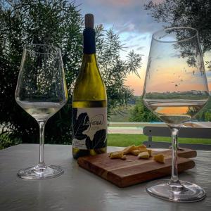 eine Flasche Wein und zwei Gläser auf dem Tisch in der Unterkunft Laficaia in Mombaruzzo