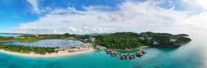 Five Islands VillageRoyalton Antigua, An Autograph Collection All-Inclusive Resort的水面上岛屿的空中景观