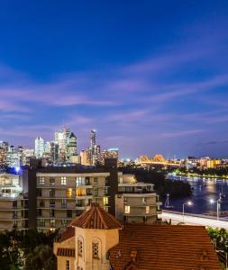 Una vista del horizonte de una ciudad por la noche en Hillcrest Apartment Hotel (formerly Central Hillcrest Apartments), en Brisbane
