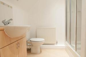 ein Badezimmer mit Toilette, Waschbecken und Dusche in der Unterkunft Atlas House - Ideal for Contractors or Derby County Fans in Derby + 56 Fotos