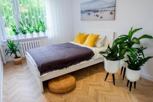 sypialnia z kwiatami i łóżkiem w obiekcie CRISTINE APARTMENT w Warszawie