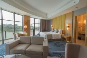 Postel nebo postele na pokoji v ubytování Zenith Hotel Putrajaya