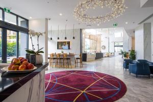un hall d'entrée avec un bol de fruits sur une table dans l'établissement Ruby Gold Coast By Serain, à Gold Coast