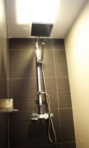 baño con ducha con una luz en la pared en Hotel Villa Sonsierra en San Vicente de la Sonsierra